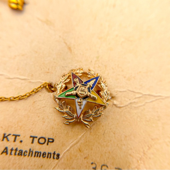 Vintage 1940’s 10k Gold Masonic Eastern Star Enamel Pin Gavel on Original Paper - Picture 4 of 7